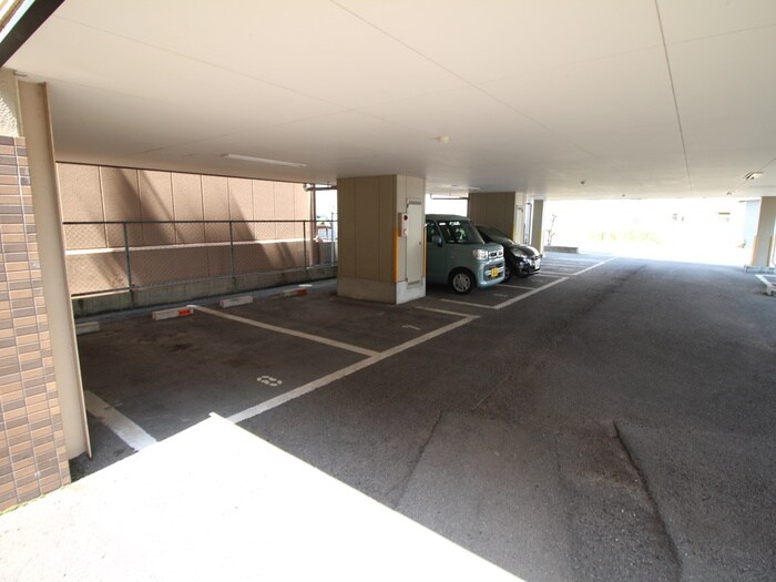 物件外観写真4　(駐車場)
