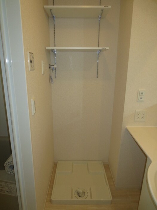 物件内観写真16　(洗濯機置場)