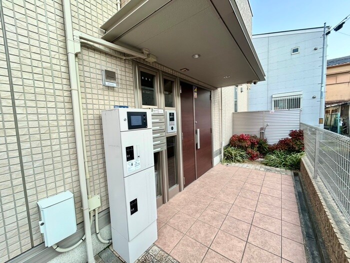 物件外観写真2　(エントランス部分)