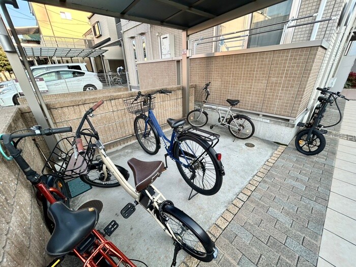 物件外観写真3　(駐輪場)