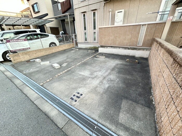 物件外観写真4　(駐車場)