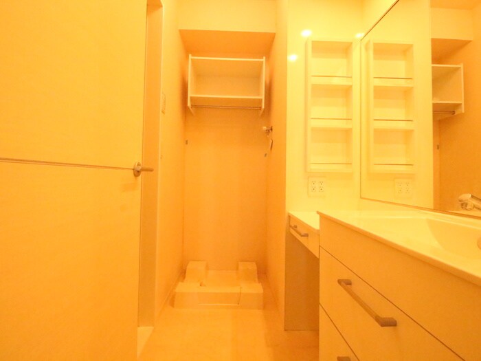 物件内観写真18　(洗濯機置場)