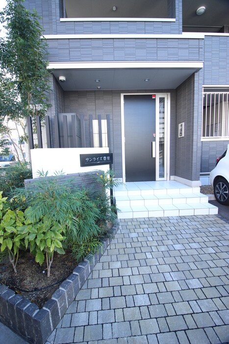 物件外観写真3　(エントランス部分)