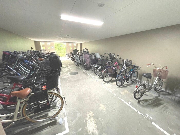 物件外観写真4　(駐輪場)