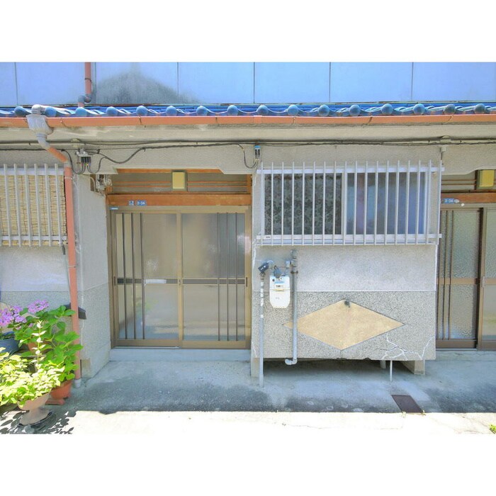 物件外観写真1　(エントランス部分)