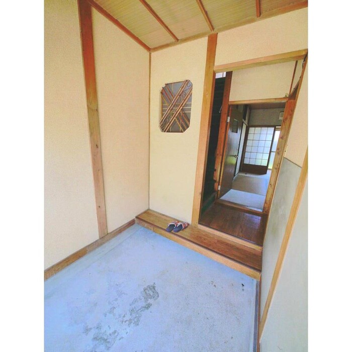 物件内観写真2　(玄関)