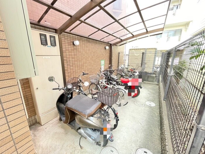 物件外観写真5　(バイク置き場)