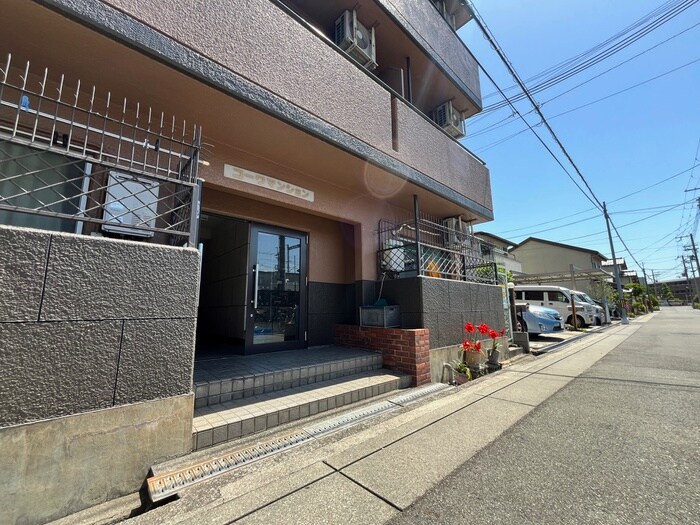 物件外観写真3　(エントランス部分)