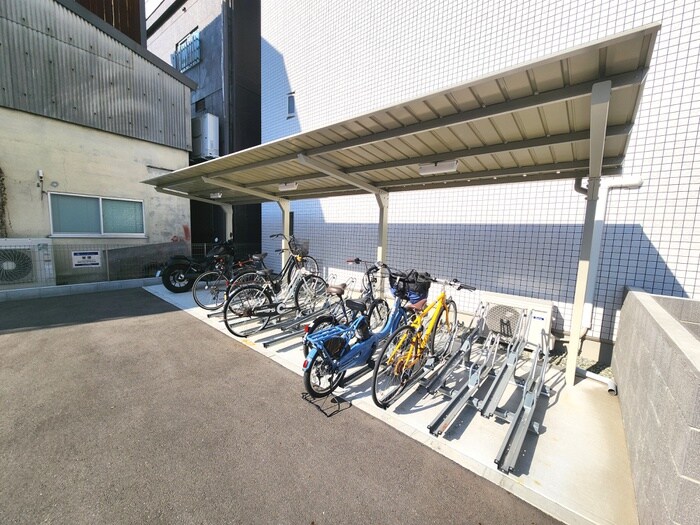 物件外観写真4　(駐輪場)