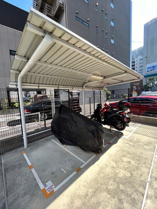 物件外観写真5　(バイク置き場)