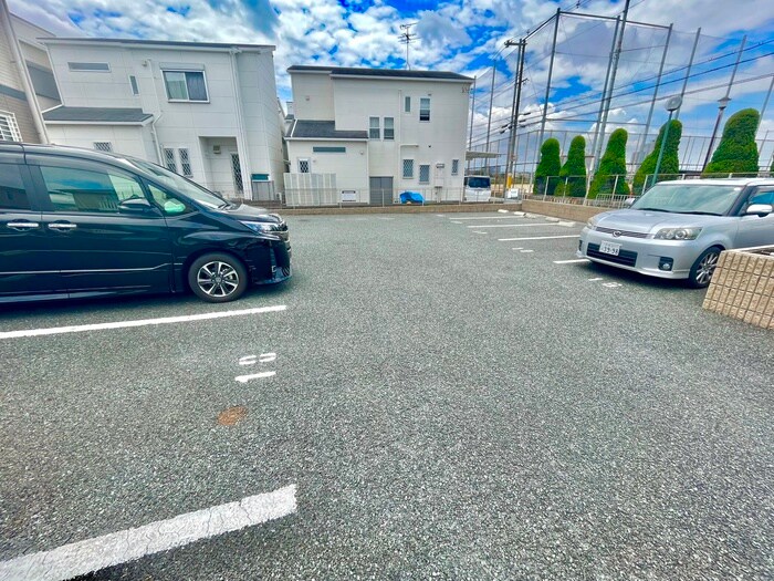 物件外観写真6　(駐車場)