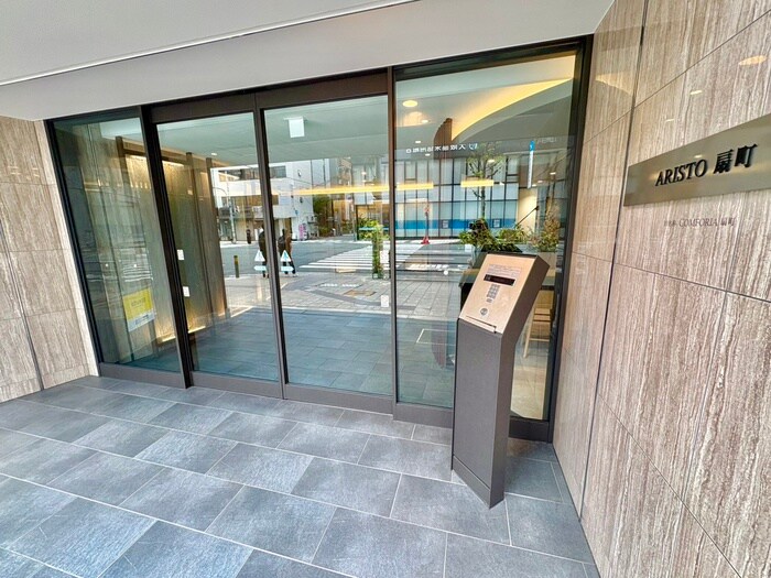 物件外観写真2　(エントランス部分)