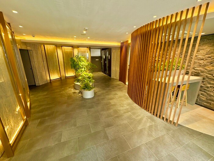 物件外観写真3　(エントランス部分)