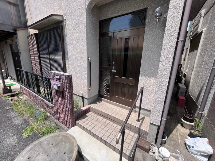 物件外観写真3　(エントランス部分)