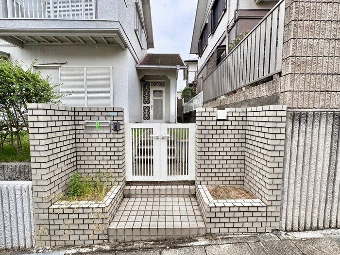 物件外観写真3　(エントランス部分)