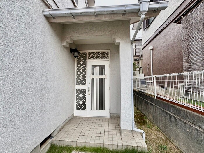 物件外観写真4　(エントランス部分)