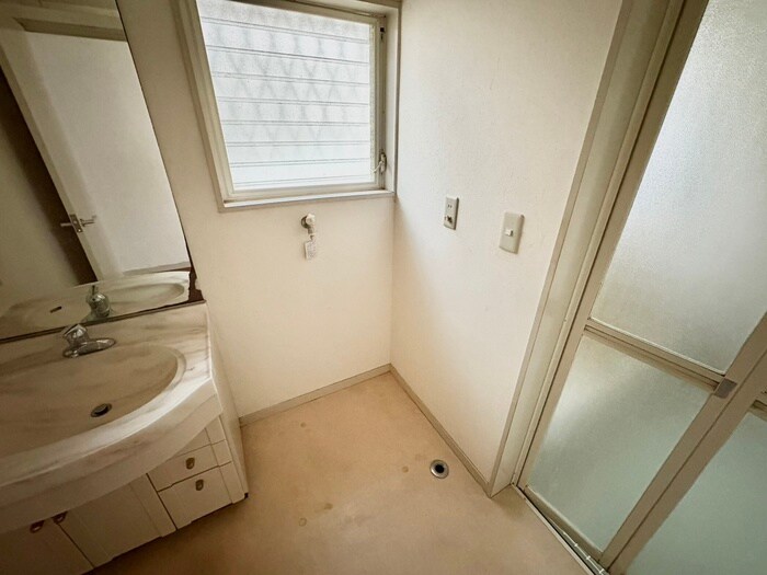 物件内観写真13　(洗濯機置場)