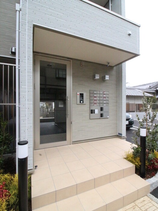 物件外観写真3　(エントランス部分)