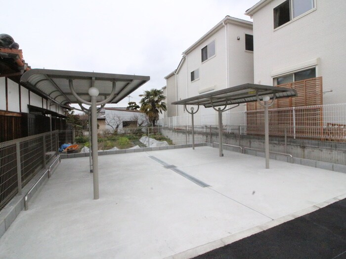 物件外観写真4　(駐輪場)