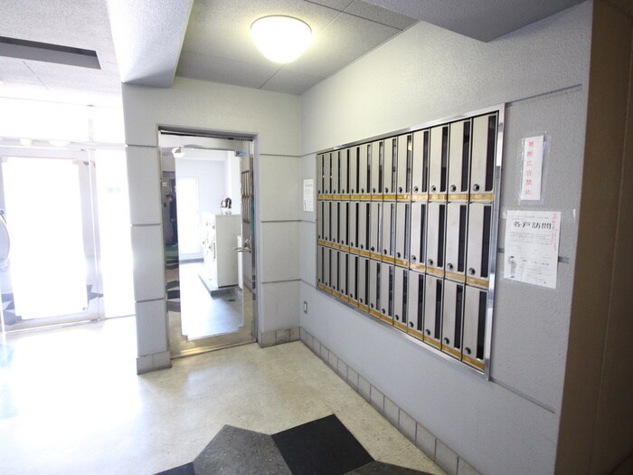 物件外観写真5　(エントランス部分)