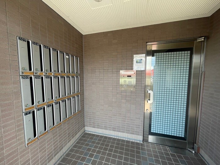 物件外観写真5　(エントランス部分)