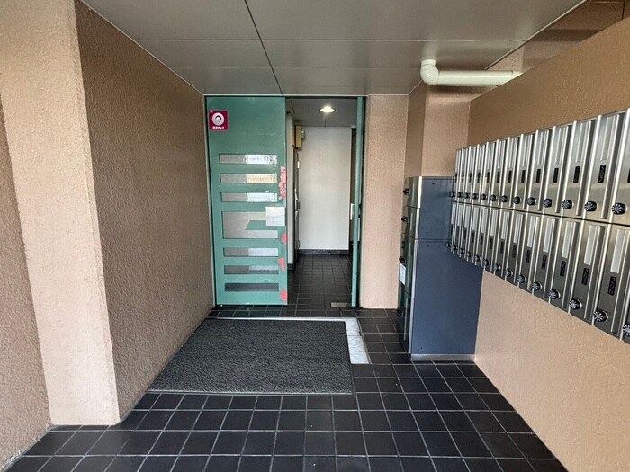 物件外観写真4　(エントランス部分)