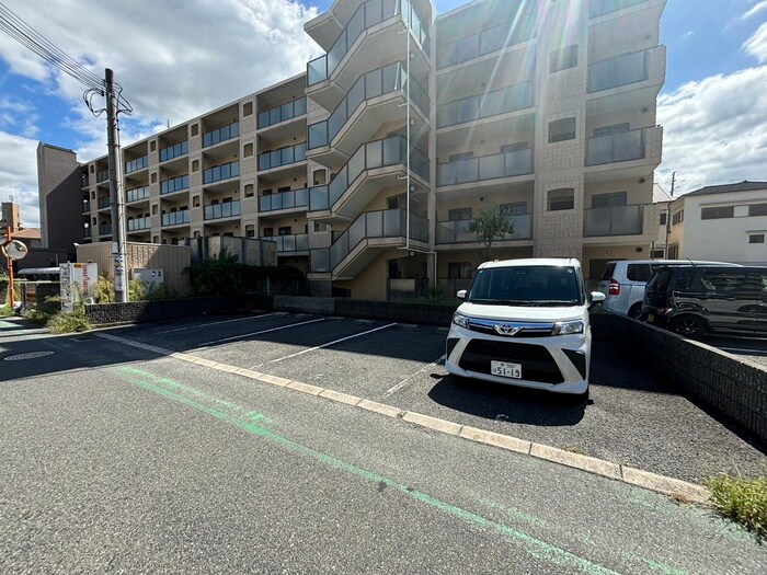 物件外観写真2　(駐車場)