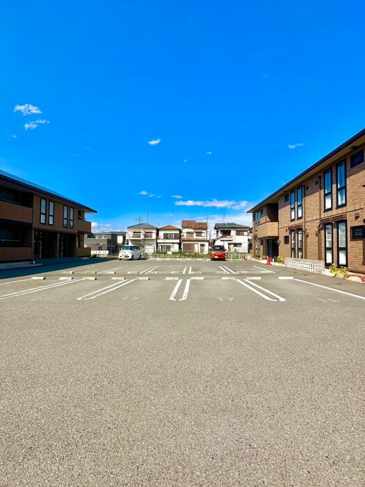 物件外観写真3　(駐車場)