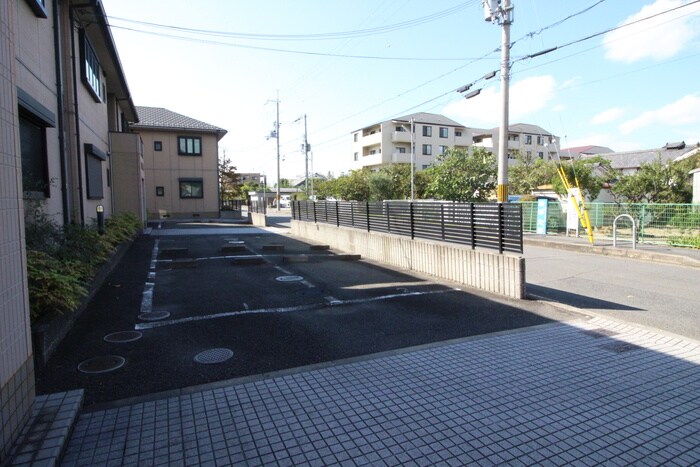 物件外観写真3　(駐車場)