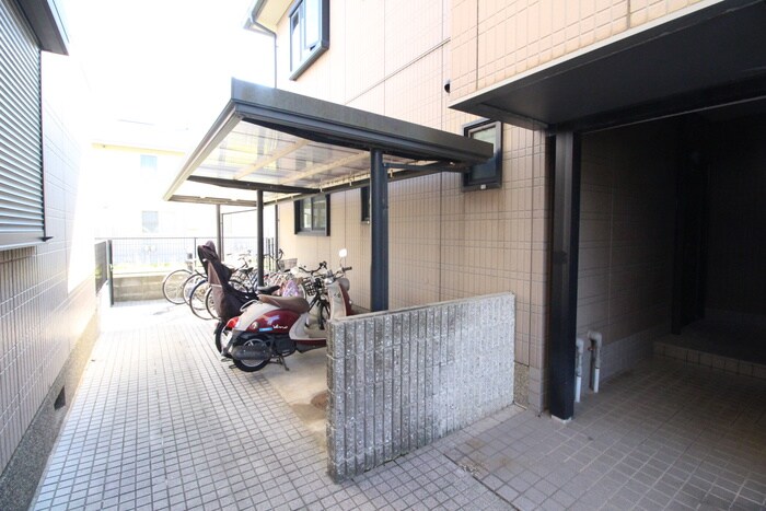 物件外観写真4　(駐輪場)