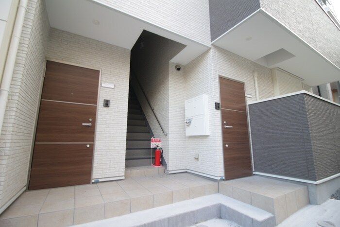 物件外観写真2　(エントランス部分)