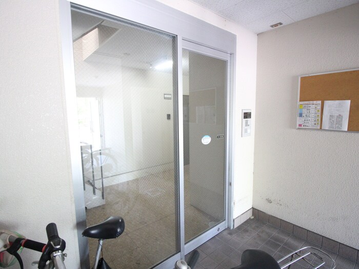 物件外観写真3　(エントランス部分)