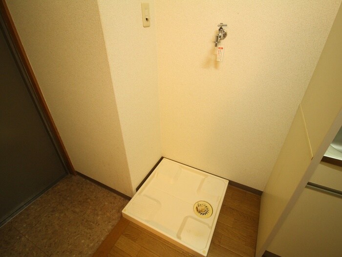 物件内観写真15　(洗濯機置場)