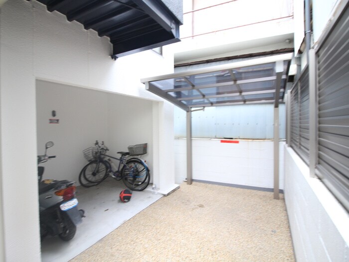 物件外観写真2　(駐輪場)