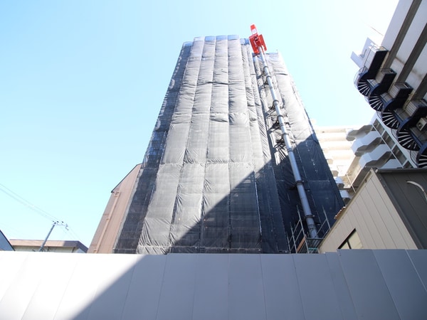 建築中