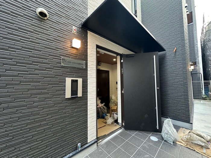 物件外観写真3　(エントランス部分)