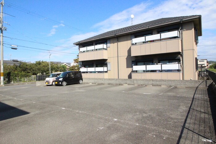 物件外観写真3　(駐車場)