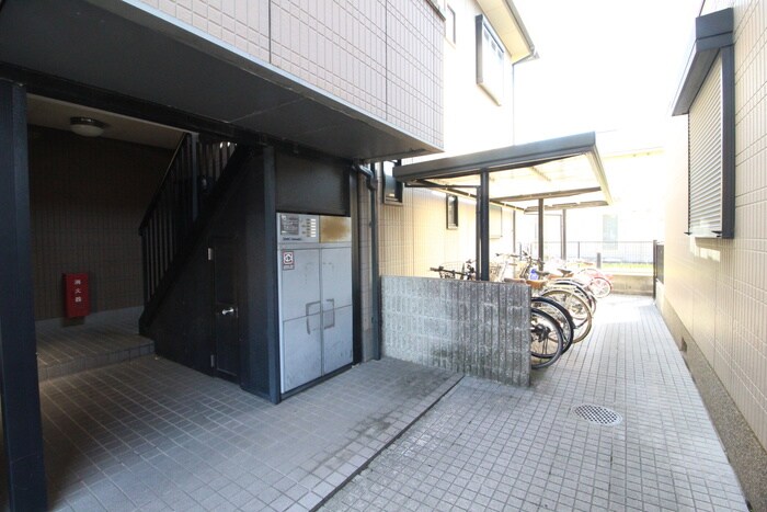 物件外観写真4　(駐輪場)