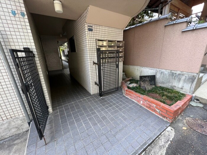 物件外観写真3　(エントランス部分)