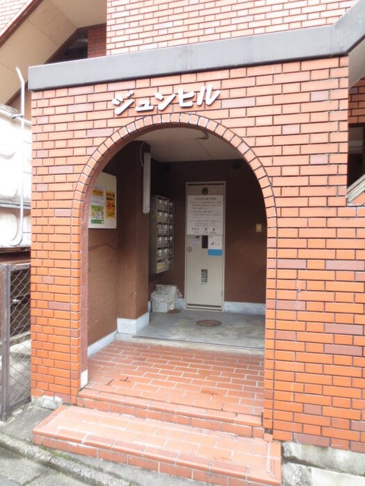 物件外観写真4　(エントランス部分)