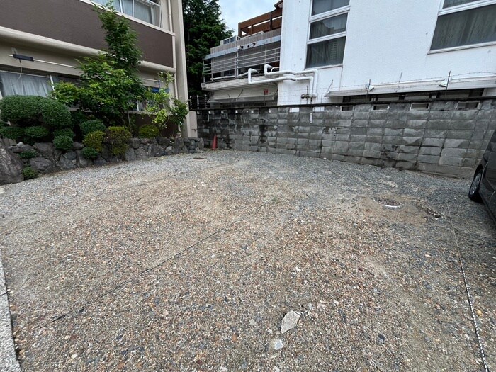 物件外観写真4　(駐車場)