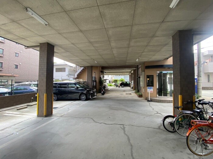 物件外観写真3　(駐車場)