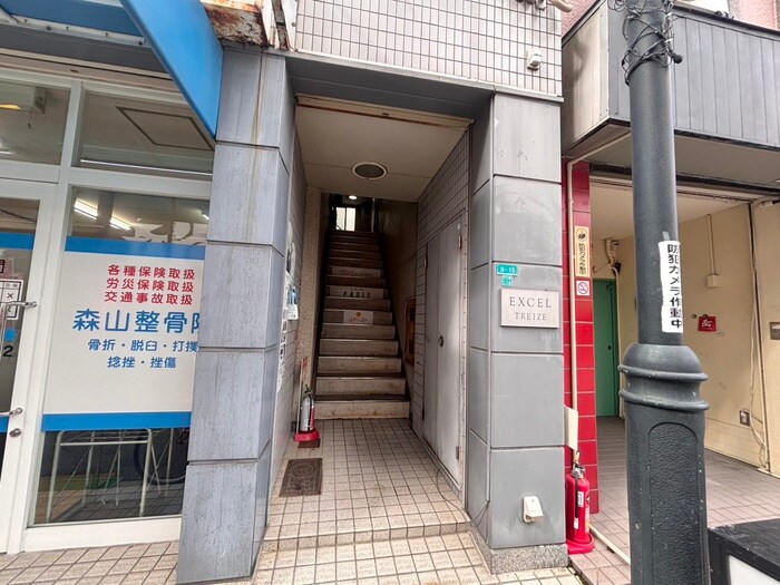 物件外観写真3　(エントランス部分)