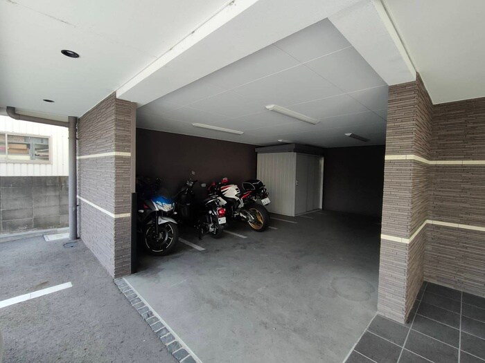物件外観写真4　(バイク置き場)