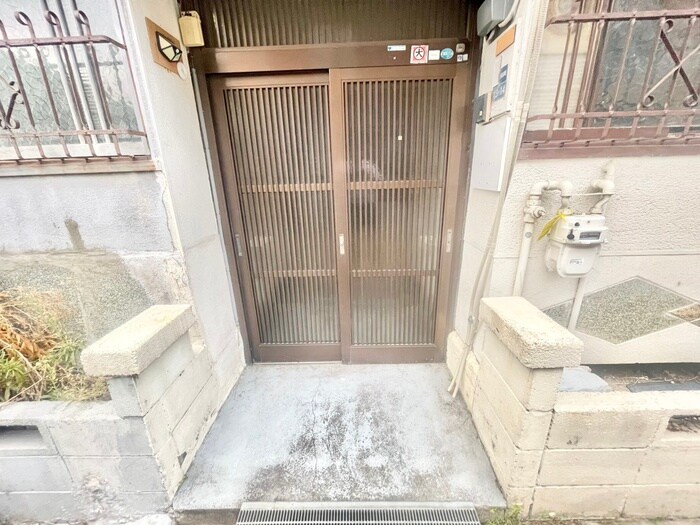 物件外観写真3　(エントランス部分)