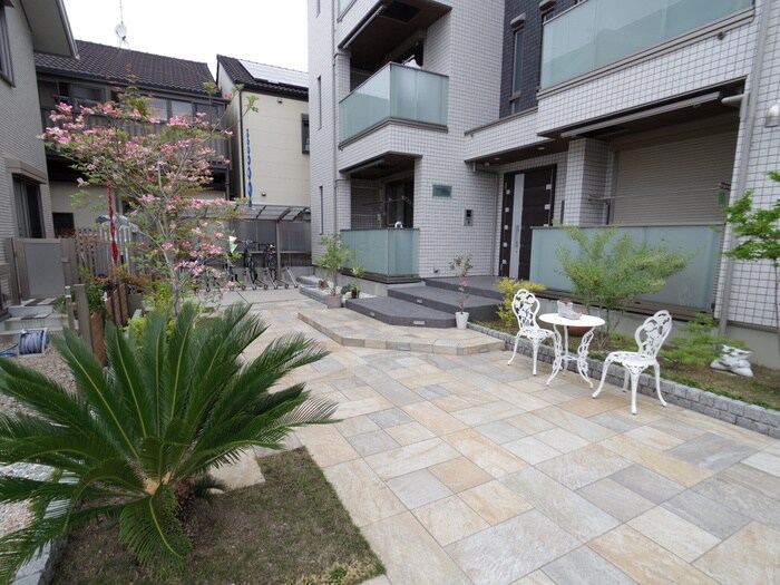 物件外観写真3　(エントランス部分)