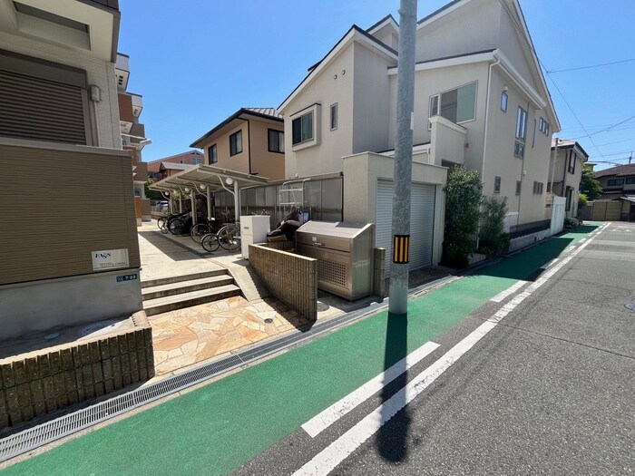 物件外観写真3　(エントランス部分)