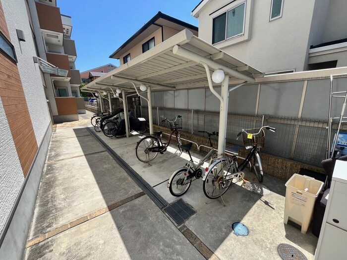 物件外観写真4　(駐輪場)