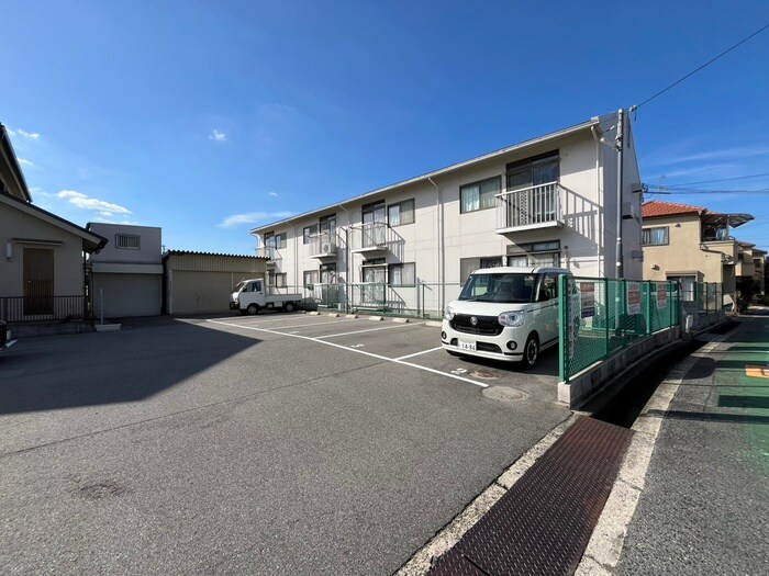 物件外観写真3　(駐車場)