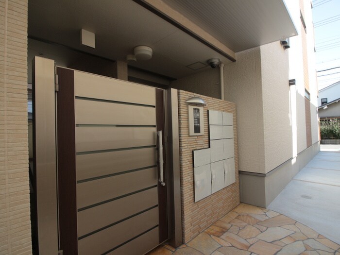 物件外観写真4　(エントランス部分)